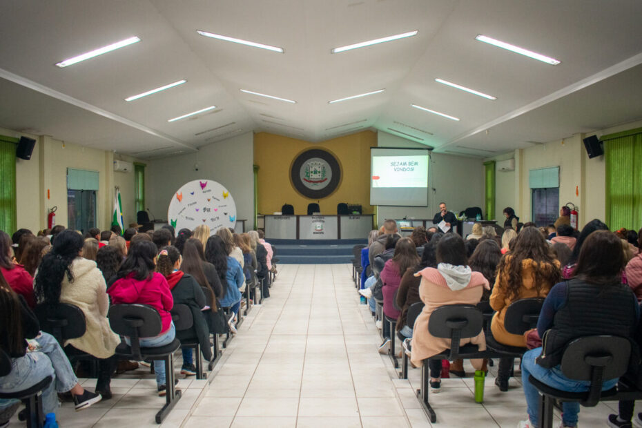 Professores da Rede Municipal de Ensino recebem capacitação para iniciar segundo semestre.