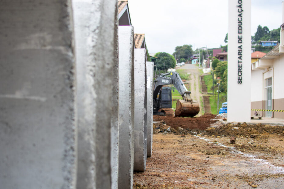 Prefeitura de General Carneiro age contra problema que afeta moradores há 30 anos na região central do município.