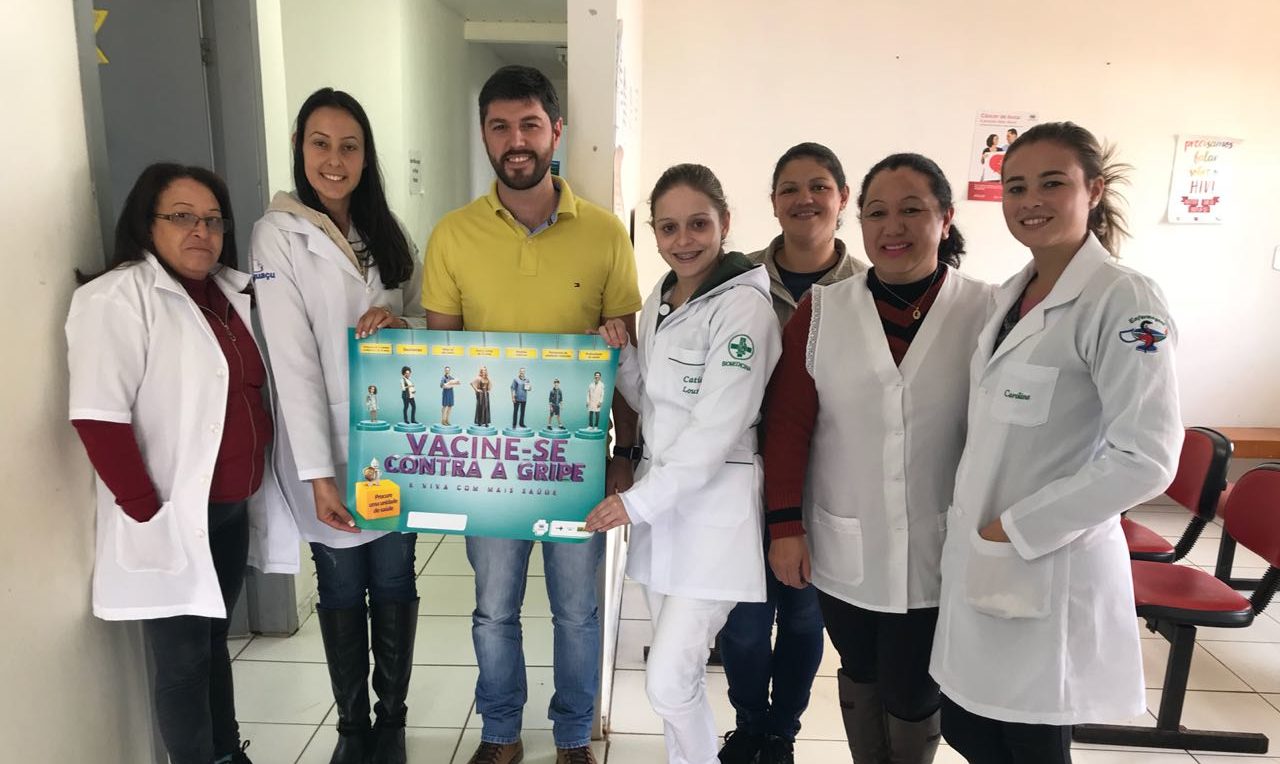 Secretário de saúde visita postos de vacinação no Dia D