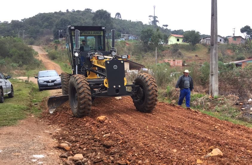 Prefeitura recupera ruas de terra na cidade
