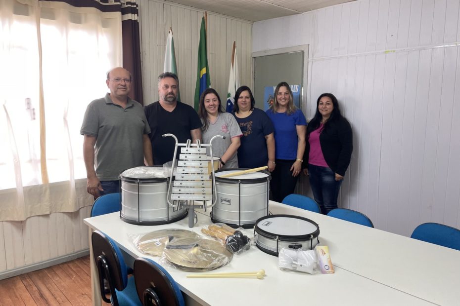 Mais cultura: Secretaria de Educação e Cultura recebe instrumentos para Banda Municipal Infantil