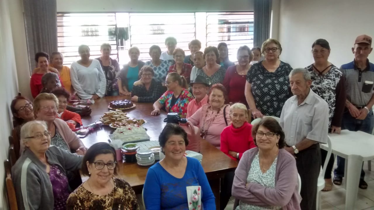 Assistência social realiza homenagem às mães do grupo da terceira idade
