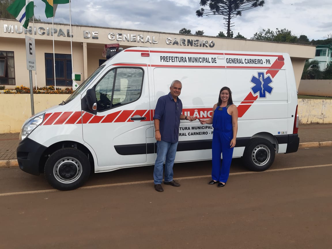 Prefeito Gaúcho entrega nova ambulância à Secretaria de Saúde