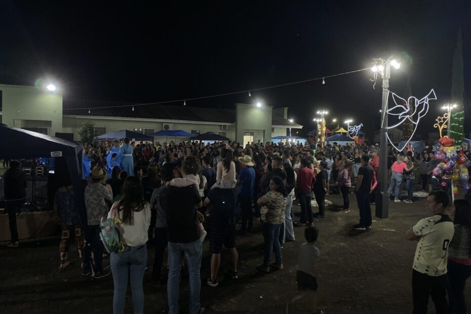 Em clima de Natal, sétima edição da Feira da Lua encerra 2022 reunindo feirantes, artistas e população.