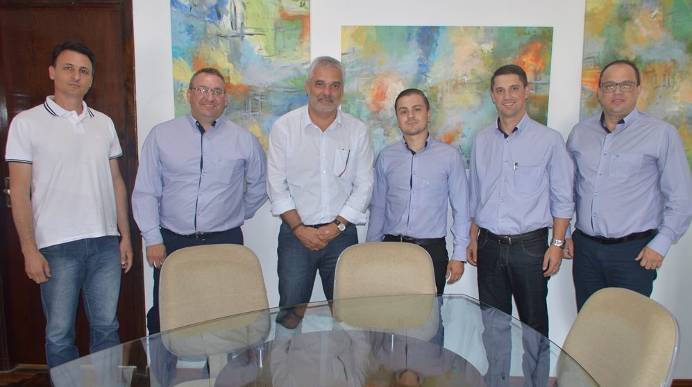 Prefeito se reúne com diretor de negócios da SICOOB para instalação de uma Agência no município
