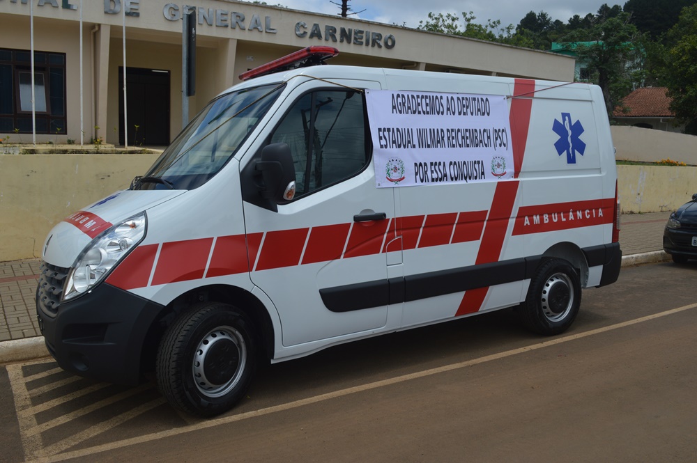 Prefeito recebe nova ambulância para o município