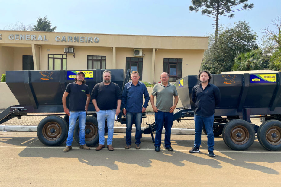 Prefeitura de General Carneiro recebe calcareadeiras através de pedido de vereadores. Equipamento será utilizado pela Secretaria Municipal de Agricultura.