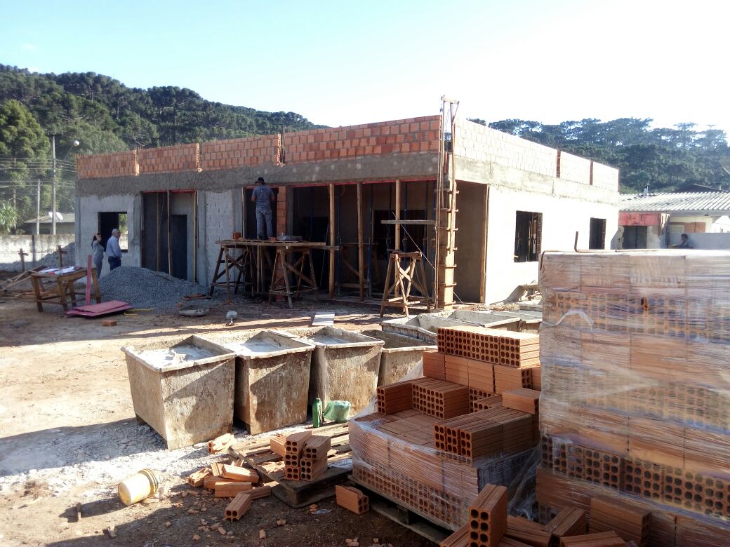 Gaúcho e Silvia Costa visitam obra de construção do CRAS