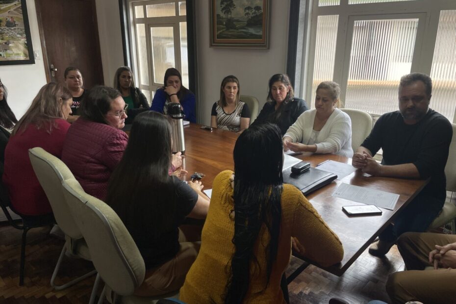 Reunião com Sargento da PM discute sobre intensificação da segurança escolar.