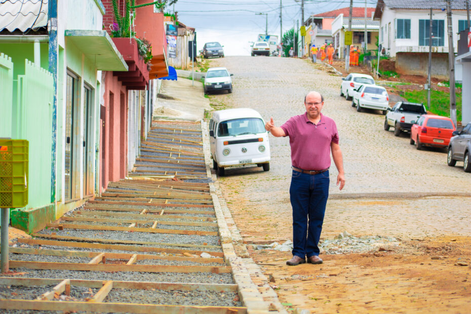 Prefeito acompanha pavimentação da Esteliano Pizzatto e Santos Anjos.