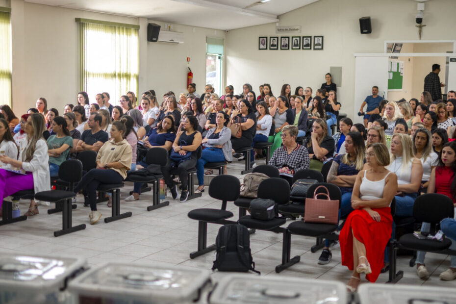 Capacitação para profissionais da educação abre ano letivo de 2024.