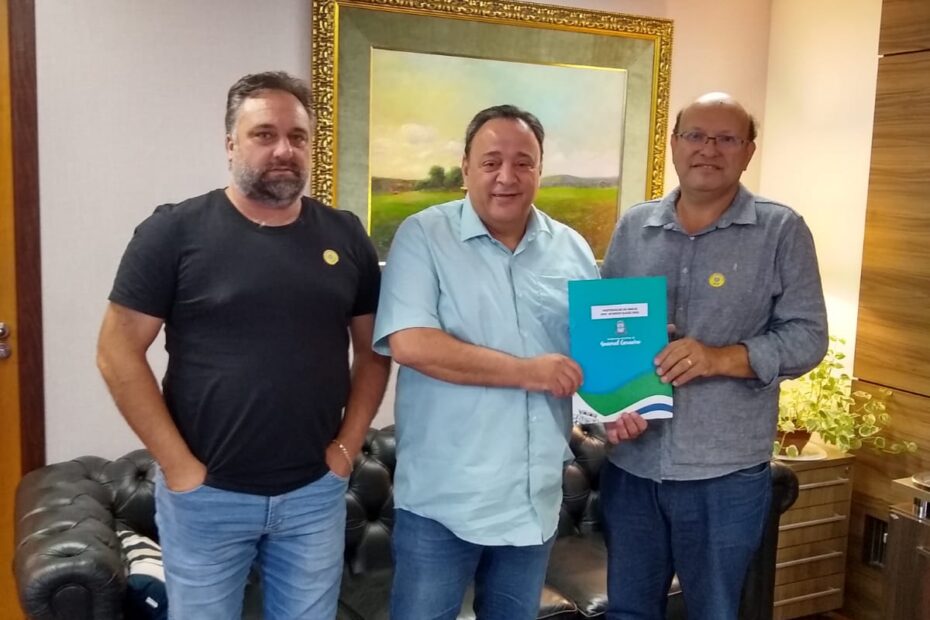 Buscando recursos para General Carneiro, prefeito e vice-prefeito visitam deputado Hussein Bakri para trazer cerca de R$ 4 milhões ao município.