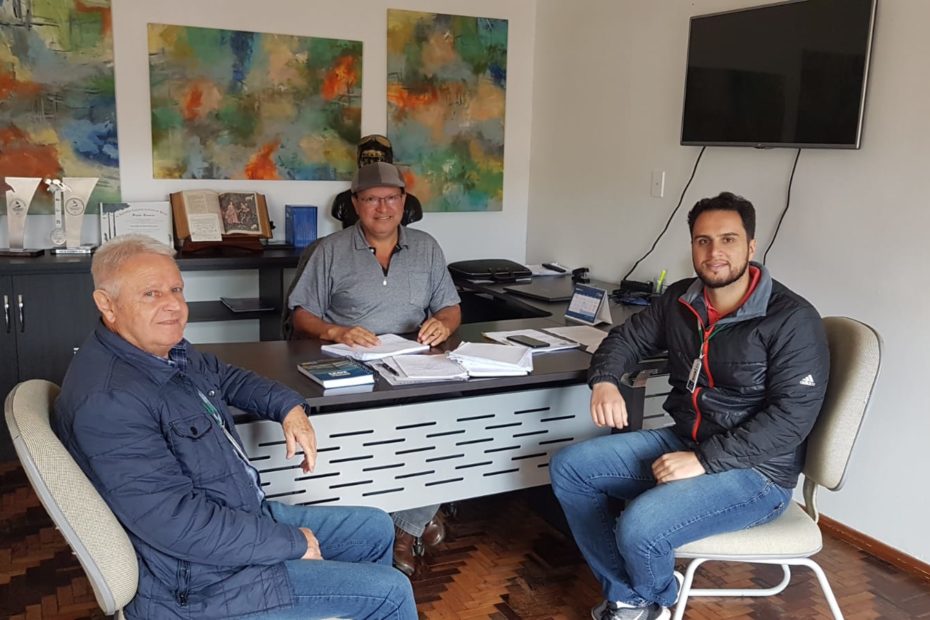 Em reunião com o prefeito Joel, chefe regional da ADAPAR reforça sobre o cadastro dos rebanhos.