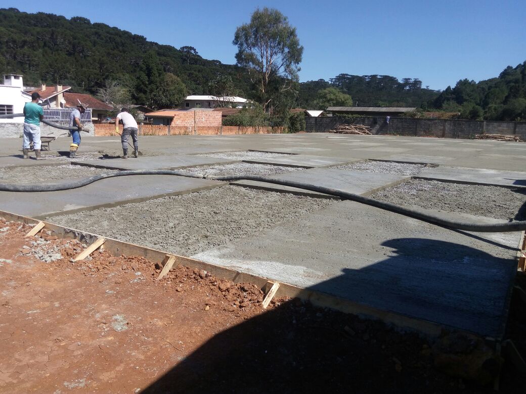 PREFEITO E SECRETÁRIO ACOMPANHAM OBRAS DE INSTALAÇÃO DA MINI ARENA ESPORTIVA