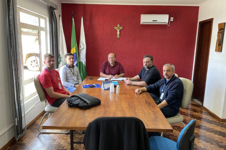 Prefeitura se reúne com SANEPAR para discutir ampliamento e faltas de água.