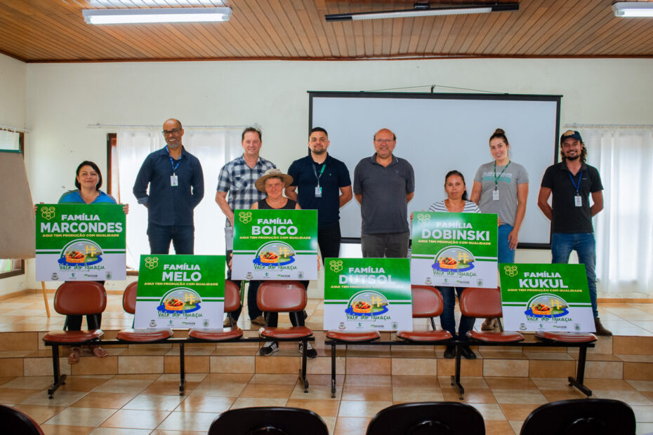 Prefeitura de General Carneiro e IDR entregam placas do Projeto Hortifruti para produtoras de General Carneiro