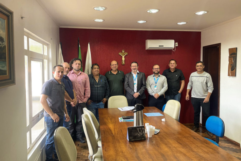 Prefeito e vereadores recebem visita de Superintendente Regional de Governo e Gerente da Caixa Econômica para discutir novas possibilidades.