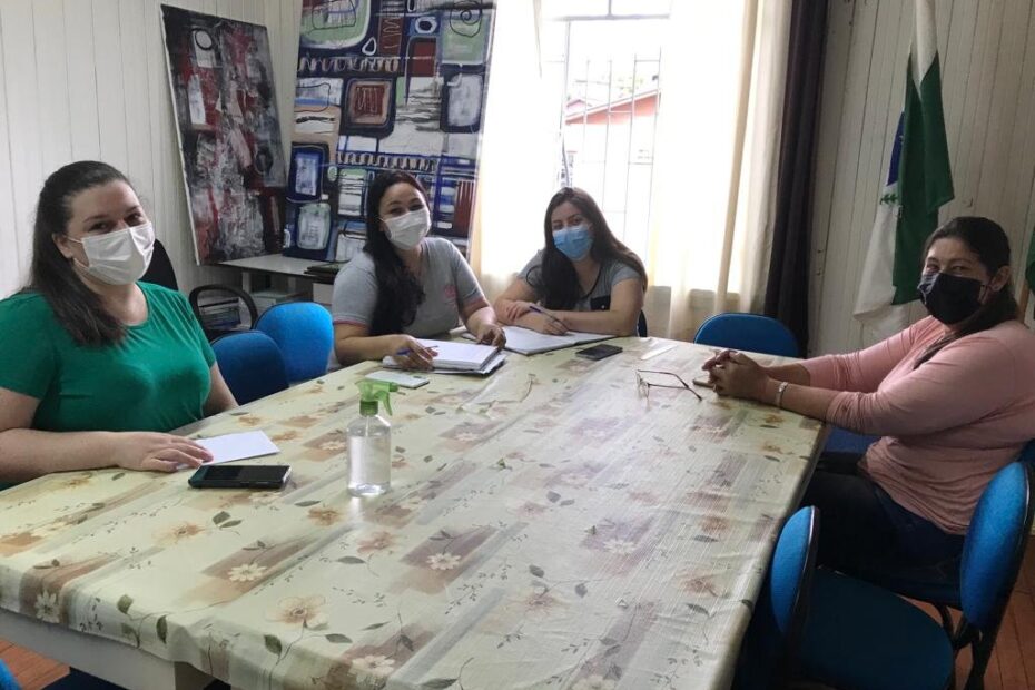 Membros do Conselho de Alimentação Escolar se reúnem para discutir o trabalho desenvolvido na merenda escolar.