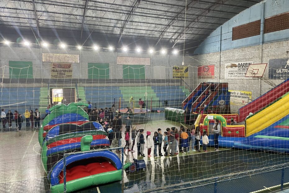 É muita diversão: Secretaria de Educação proporciona Dia das Crianças com brinquedos para todos os alunos.