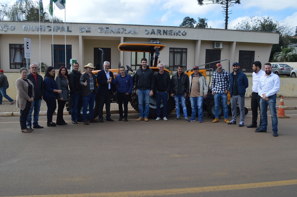 Prefeitura recebe um trator e implemento via emenda parlamentar do deputado Aliel Machado