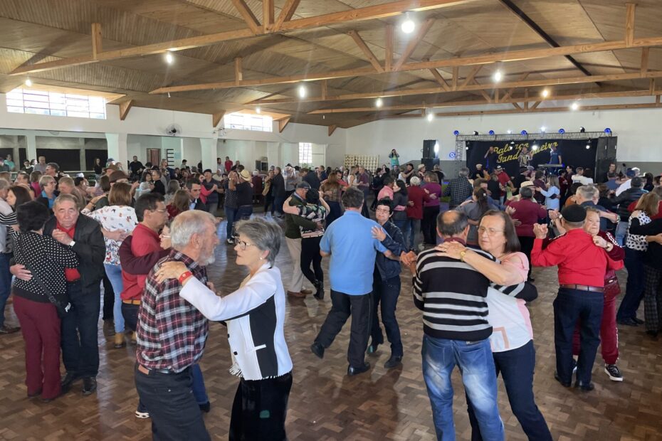 Mais de 550 pessoas: Baile da Melhor Idade ocorreu neste sábado (17) e reuniu 12 municípios. Confira.