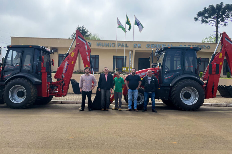 Prefeitura de General Carneiro recebe duas retroescavadeiras através de pedido de vereadores. Equipamento será utilizado para obras e serviços da agricultura do município.