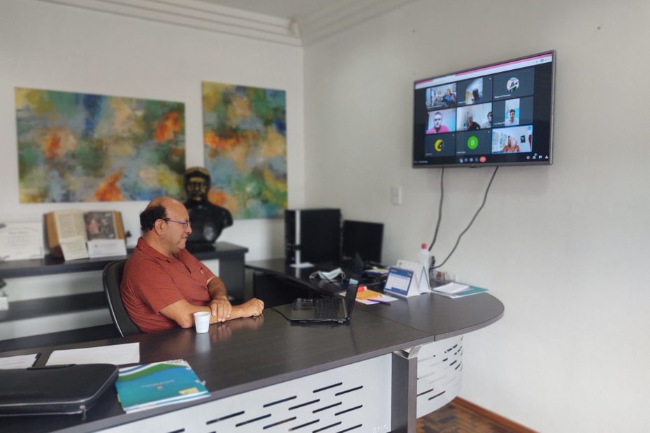 Prefeito de General Carneiro se reúne com membros da Amsulpar para discutir o retorno das aulas presenciais