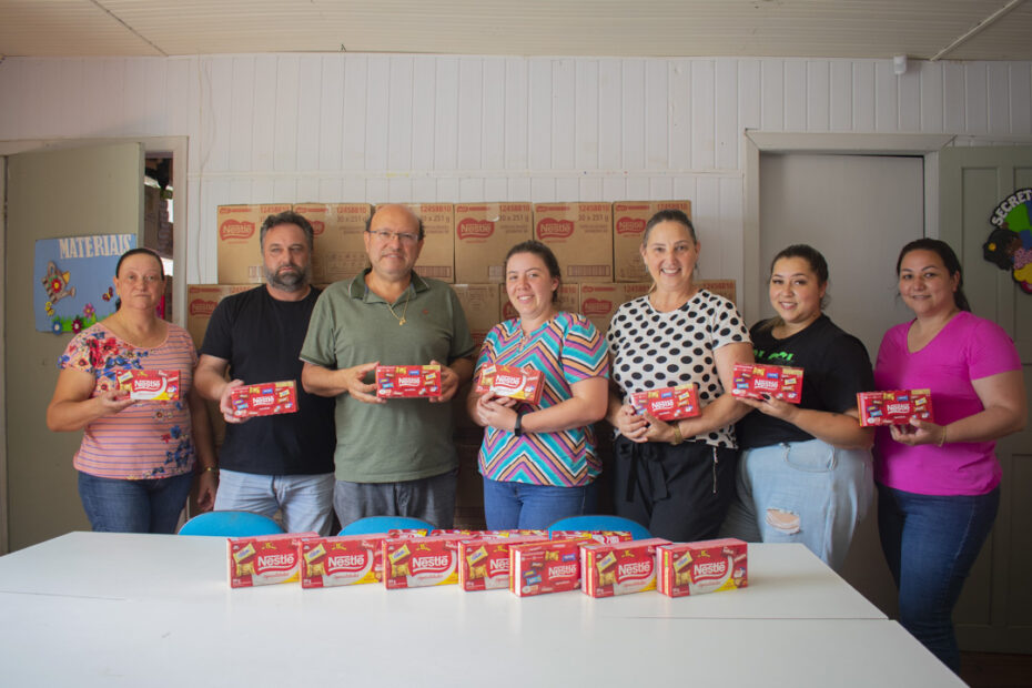 Natal Mágico: Crianças das Escolas Municipais e CMEIS de General Carneiro receberão doces de Natal.