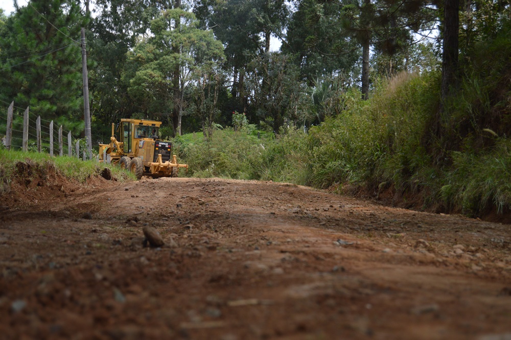 Prefeitura inicia recuperação de trechos da estrada da Rebrás, Indubra e Arroio do Gado