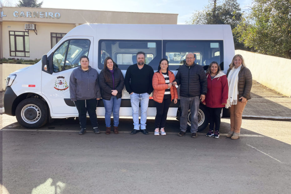 Equipe da Educação recebe Van 0 km para uso exclusivo da Secretaria.