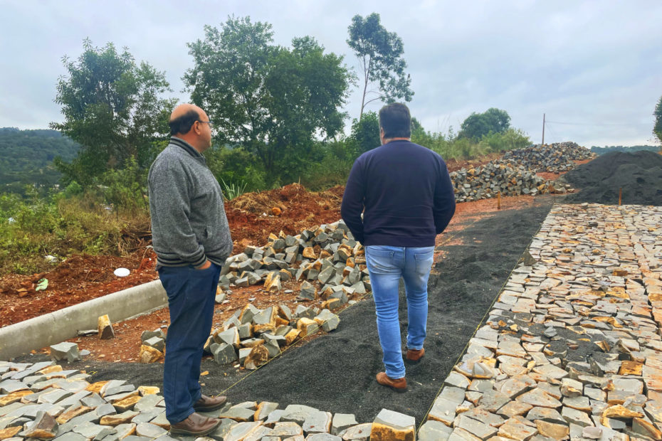 Prefeito e vice-prefeito visitam obras do município. Terminal Rodoviário e novos calçamentos são prioridade.