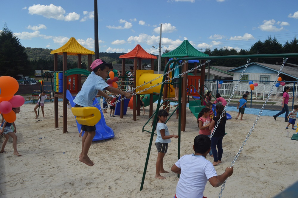 Prefeitura de General Carneiro inaugura parquinho infantil