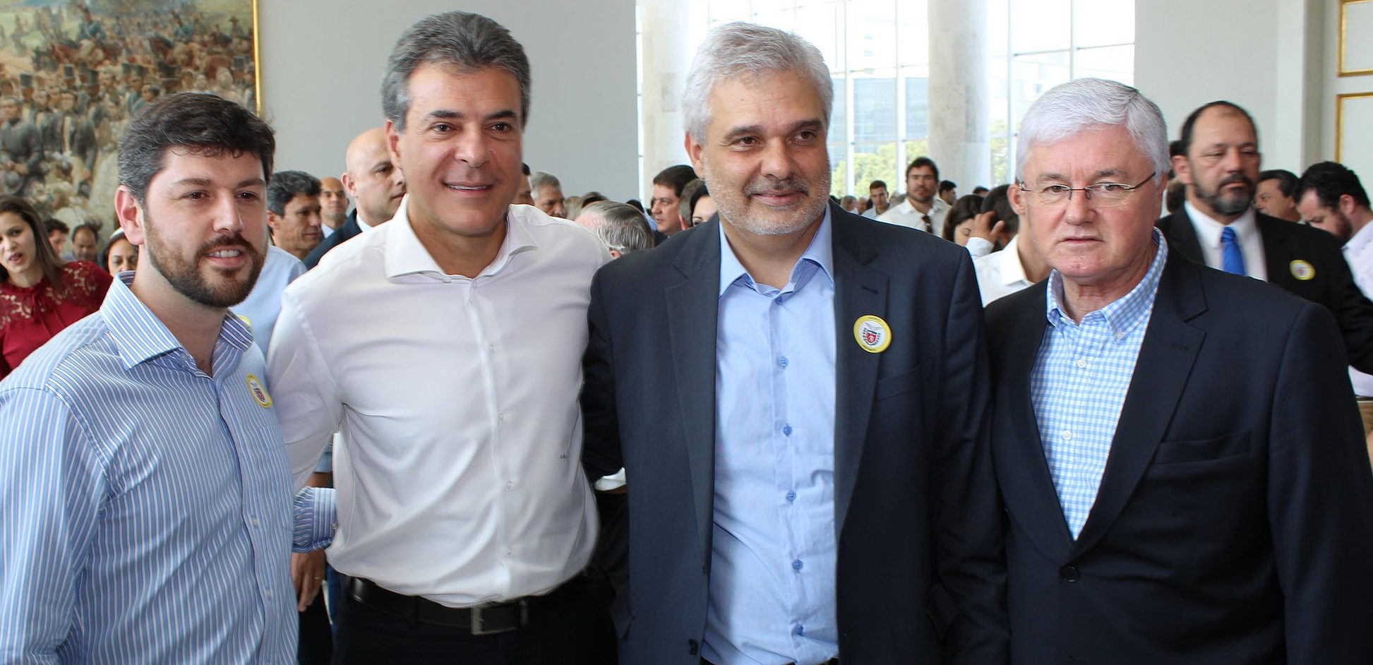 Em Curitiba, prefeito assina liberação de recursos para infraestrutura e aquisição de equipamentos
