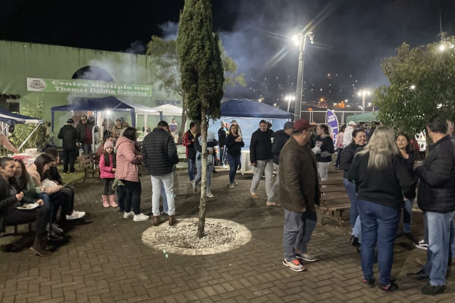Prefeitura de General Carneiro realiza 2ª Feira da Lua. Mais de 15 feirantes participaram com seus produtos.
