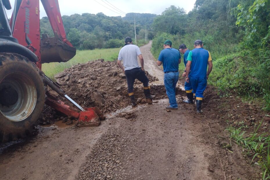 Secretaria Municipal de Obras realiza recuperações dos danos das fortes chuvas.
