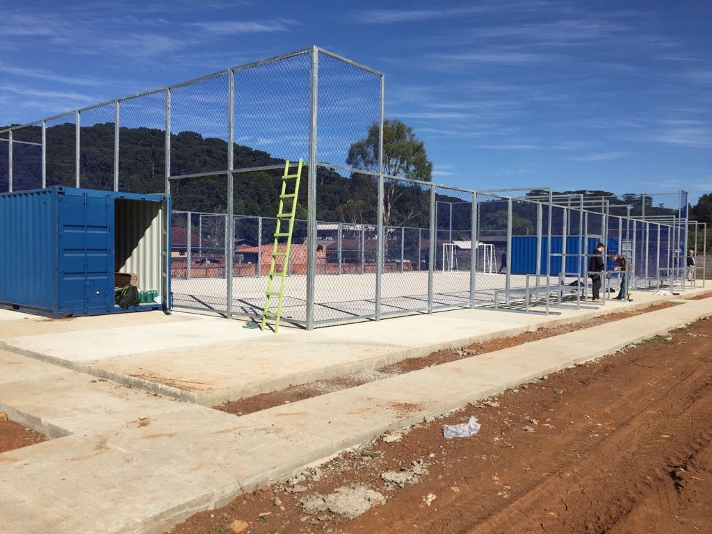 Prefeito e Secretário de Esportes acompanham instalação de mini arena esportiva