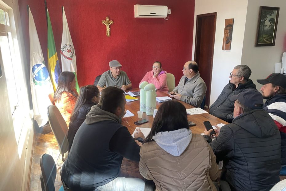 Prefeito, vice-prefeito e secretários se reúnem para discutir assuntos pertinentes ao Município de General Carneiro