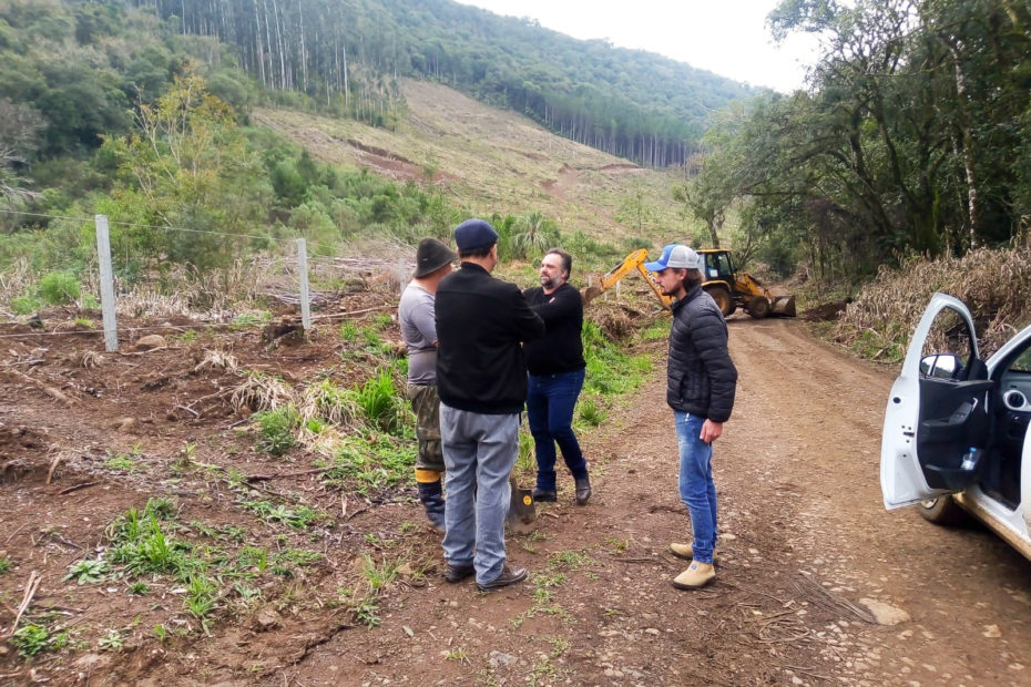 Prefeito, vice-prefeito e secretários visitam comunidades de Santa Lídia e Volta Grande