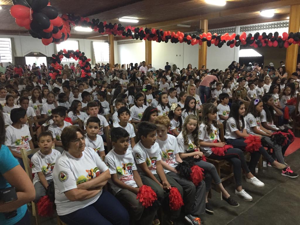 Alunos de General Carneiro participam de formatura do Proerd