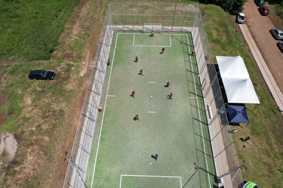 Prefeitura inaugura Campinho do Planalto com torneio de futebol.