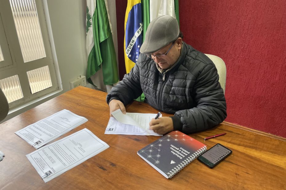 Prefeito Joel sanciona lei de recomposição salarial para servidores efetivos e comissionados.
