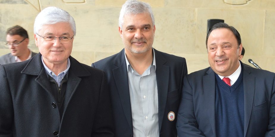 PREFEITO ASSINA CONVÊNIO PARA INICIAR OBRAS DA MINI ARENA EM GENERAL CARNEIRO