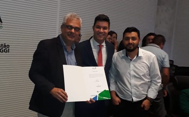 Gaúcho e Guto Silva assinam convênio para a aquisição de uma ambulância 0 km