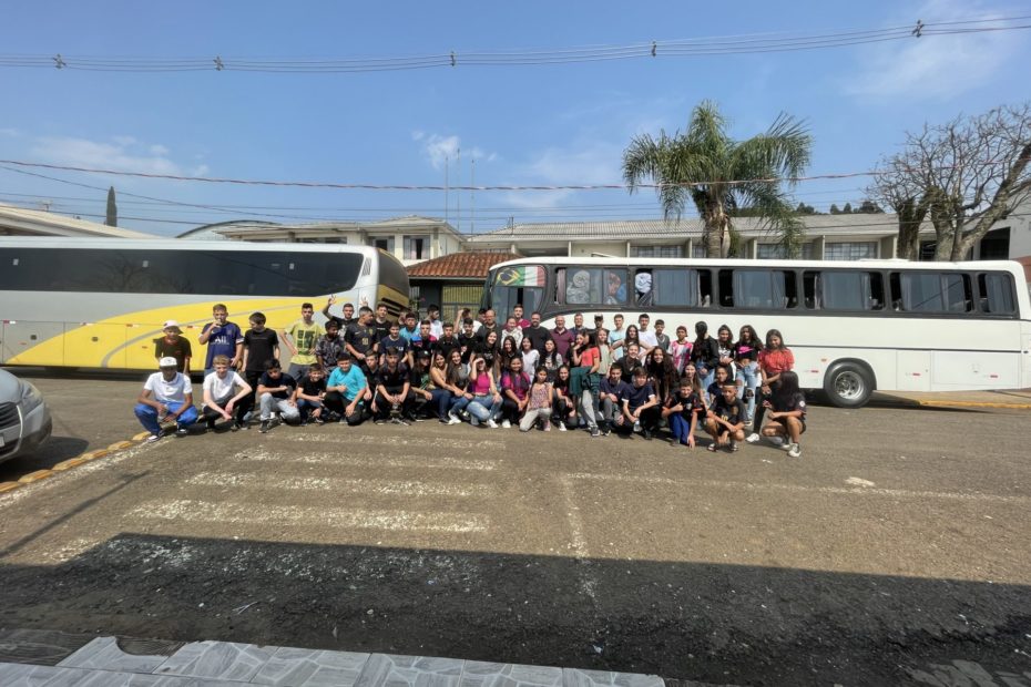 Equipes do Colégio Estadual Pedro Araújo Neto representam General Carneiro na Fase Regional do Piá Bom de Bola