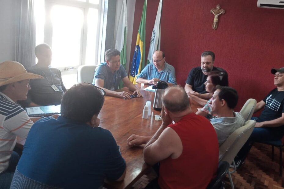 Prefeitura de General Carneiro realiza reunião com SANEPAR para esclarecer situação de falta de água no município.