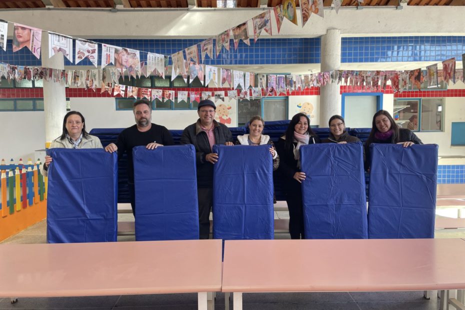 CMEI Eresmira dos anjos Ferreira recebe 60 colchões para uso das crianças.