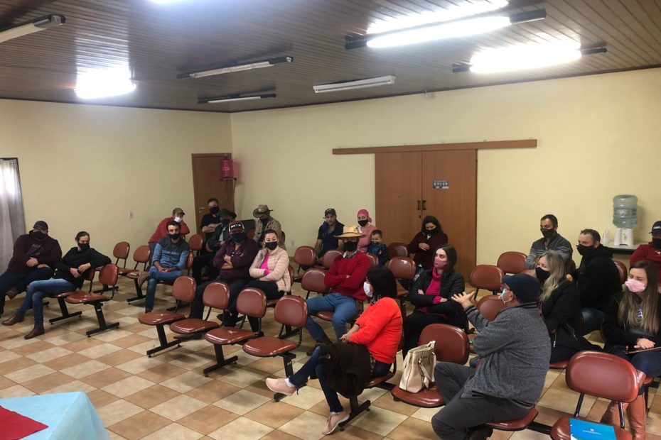 Prefeitura de General Carneiro promove encontro com produtores de leite em busca de fomentar setor