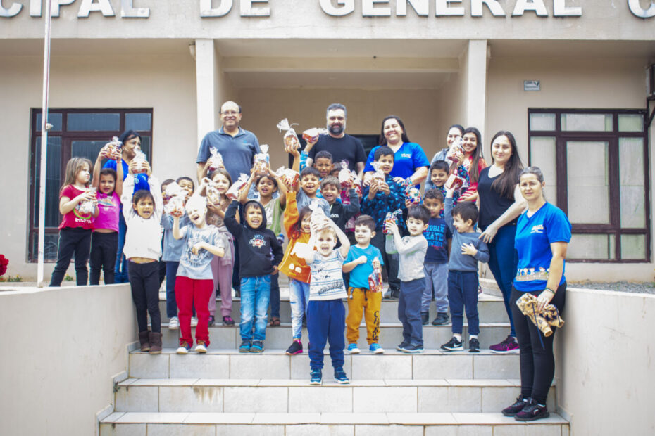 Um dia de cidadania: Prefeitura recebe alunos de CMEIs em homenagem ao aniversário de General Carneiro.