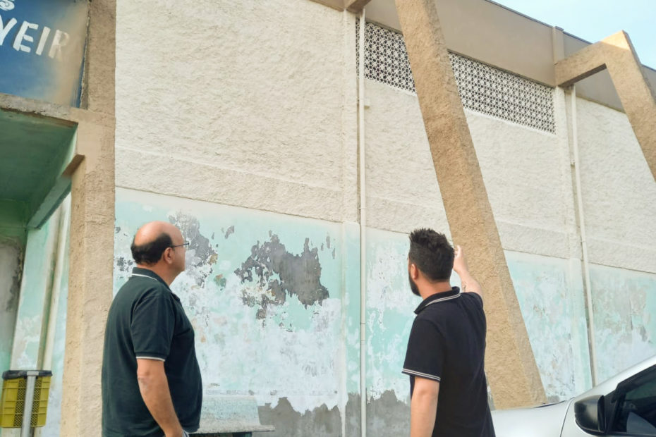 Mais manutenções: Ginásio de Esporte Darci Rogério de Oliveira (Pingão) recebe pintura. Prefeito Joel visita o local.