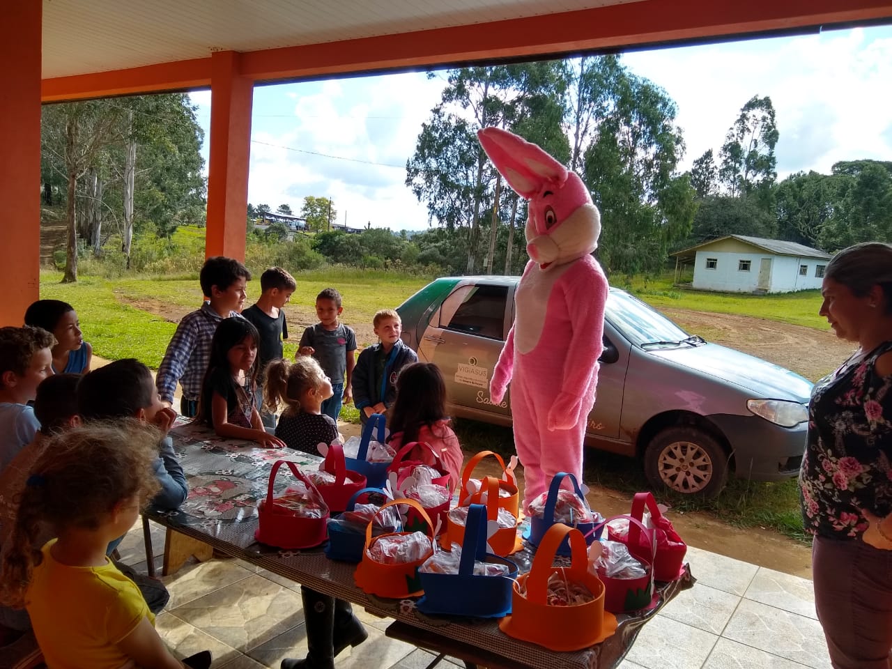 Escolas do Campo recebem visita da Coelhinha da Páscoa